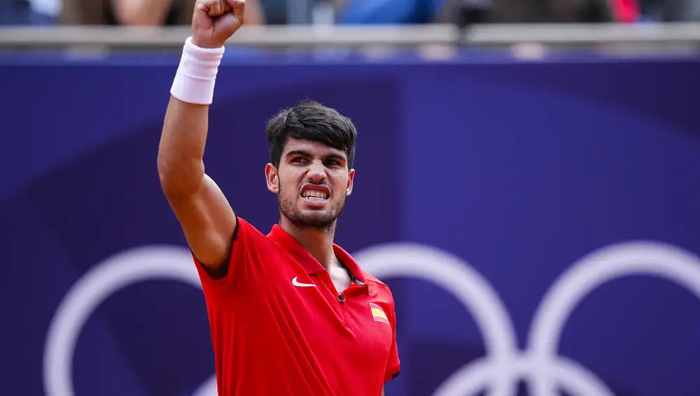 MURCIA.-Carlos Alcaraz supera a Tommy Paul y está a un paso de las medallas en el tenis de Paris 2024