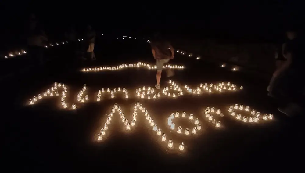 Cientos de velas forman el letrero: 'Almedina Mora' (Ciudad Real)