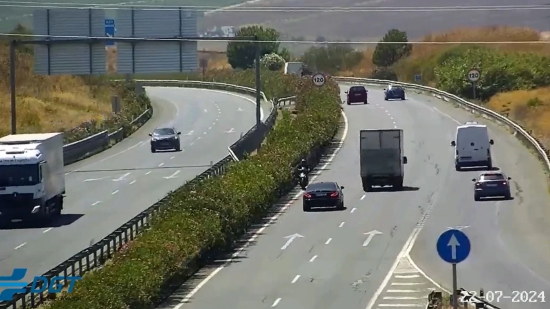 Imagen de la moto circulando en sentido contrario por la A-4 captada por las cámaras de la DGT