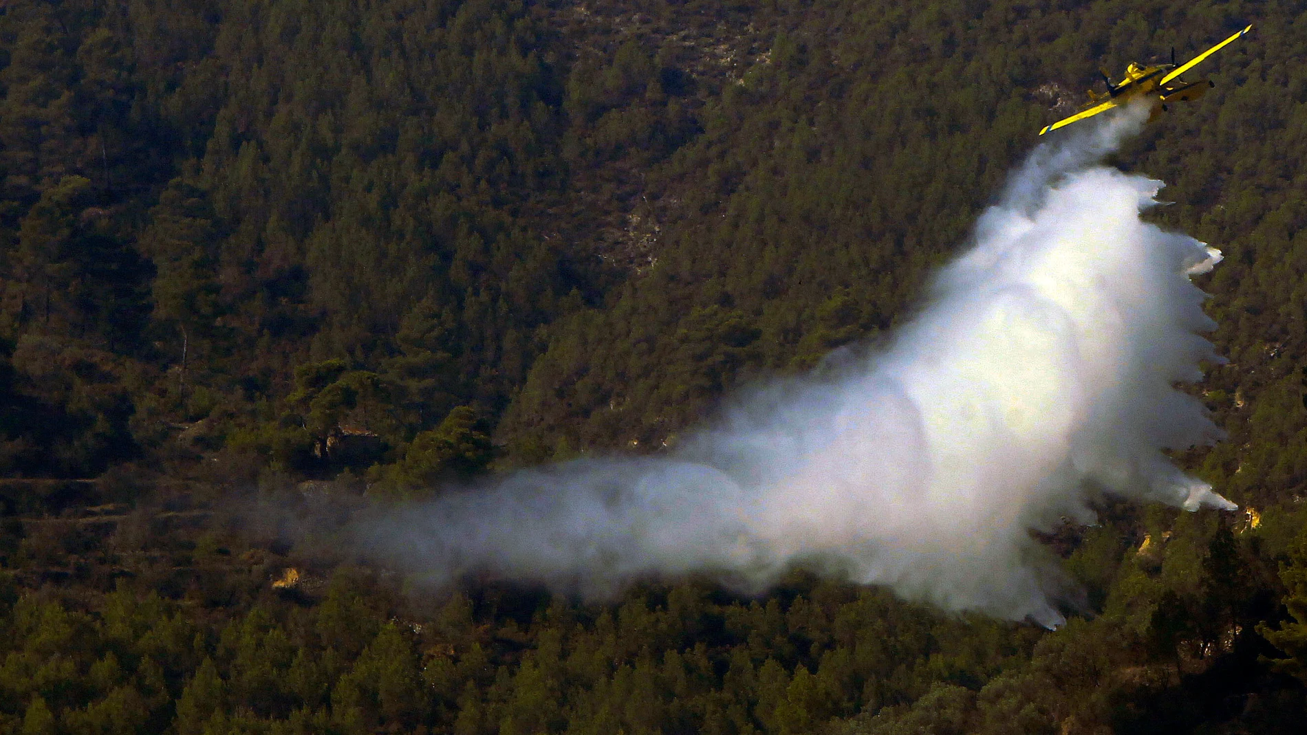 Los bomberos refrescan los puntos calientes del incendio de Benasau que ha quemado 327 hectáreas