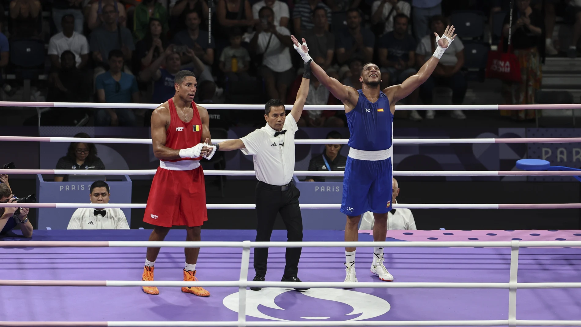 Enmanuel Reyes, en el momento de ser proclamado vencedor de su combate de cuartos
