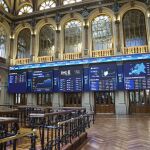Economía/Bolsa.- El Ibex 35 cae casi un 1% en la media sesión y pierde los 11.000 enteros