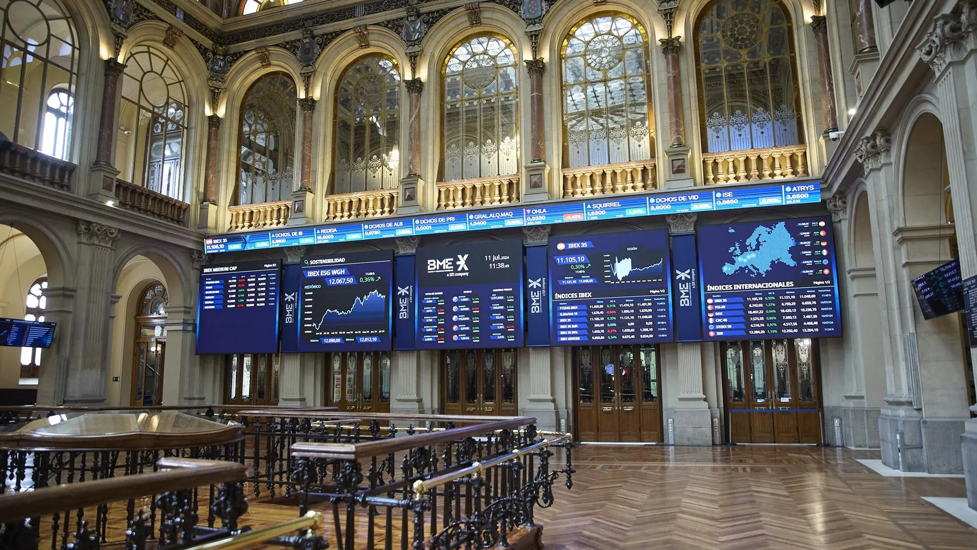 Economía/Bolsa.- El Ibex 35 cae casi un 1% en la media sesión y pierde los 11.000 enteros