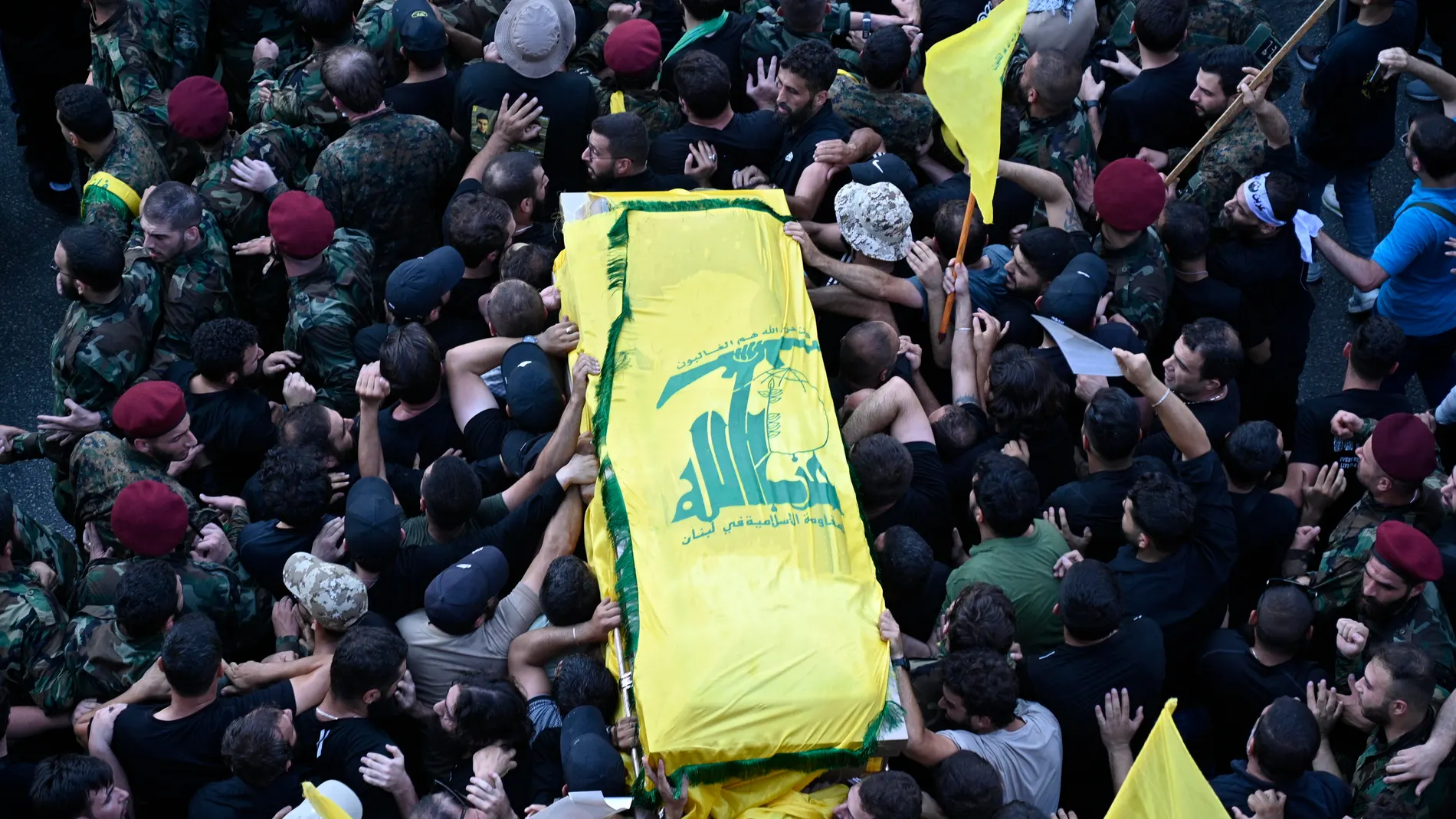 Beirut (Lebanon), 01/08/2024.- Mourners carry the coffin of late senior Hezbollah commander Fuad Shukr, killed in an Israeli strike, during the funeral procession in Beirut, Lebanon, 01 August 2024. Hezbollah and the Israel Defense Forces (IDF) confirmed that Shukr was killed in an Israeli strike on 30 July in the Haret Hreik neighborhood of Beirut. Lebanon's state media said at least four people were killed. (Líbano, Hizbulá/Hezbolá) EFE/EPA/WAEL HAMZEH