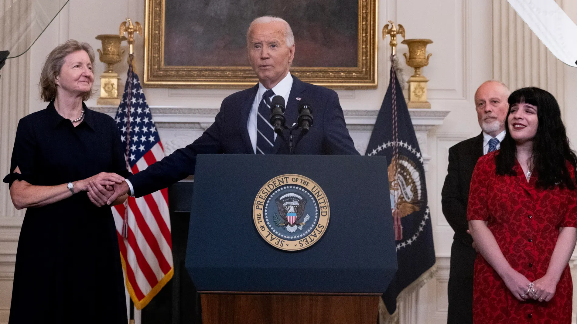 Washington (United States), 01/08/2024.- US President Joe Biden (C) stands with sister of Paul Whelan - Elizabeth Whelan (L), family of Evan Gershkovich - father Mikhail Gershkovich (2-R) and sister Danielle Gershkovich (R) while speaking on a prisoner swap with Russia, in the State Dining Room of the White House in Washington, DC, USA, 01 August 2024. Russian American journalist Alsu Kurmasheva, the Wall Street Journal reporter Evan Gershkovich, former US Marine Paul Whelan and political dis...