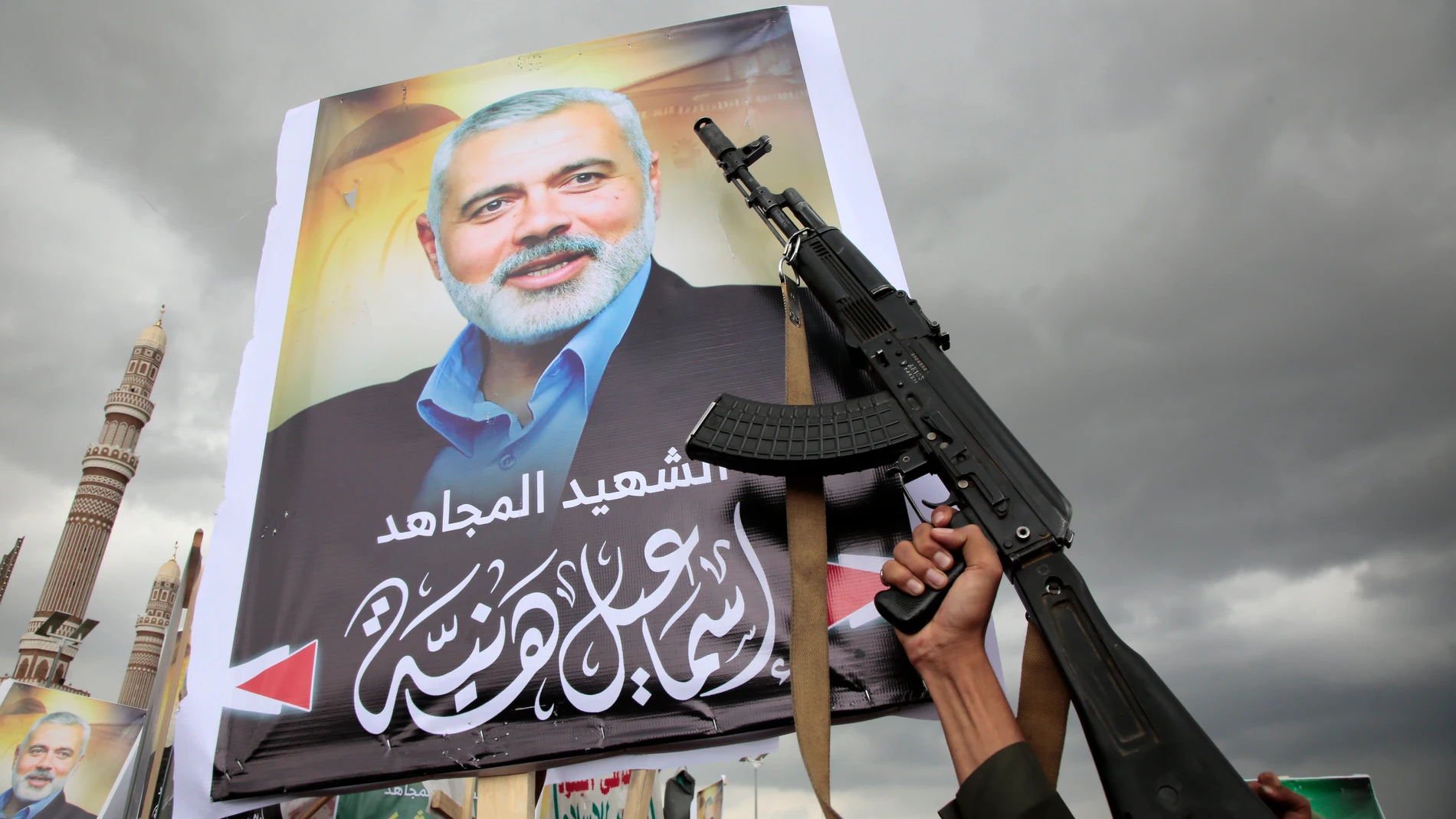 Sanaa (Yemen), 02/08/2024.- A Houthi supporter holds up a weapon next to a placard with a picture of late Hamas political leader Ismail Haniyeh during a protest following the death of Hamas and Hezbollah leaders, in Sana'a, Yemen, 02 August 2024. According to an Iranian Revolutionary Guard Corps (IRGC) statement on 31 July, Hamas political leader Ismail Haniyeh and one of his bodyguards were targeted and killed in Tehran, Iran, on 31 July 2024. Hezbollah and the Israel Defense Forces (IDF) co...