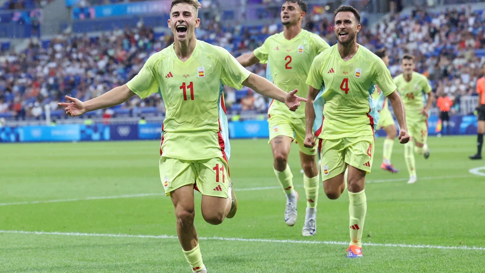 FOTODELDÍA LYON (FRANCIA), 02/08/2024.- El centrocampista de España Fermín López celebra su gol ante Japón, segundo del equipo, durante el partido de cuartos de final de fútbol masculino de los Juegos Olímpicos de París 2024, disputado en el Estadio de Lyon (Francia). EFE/ Kiko Huesca