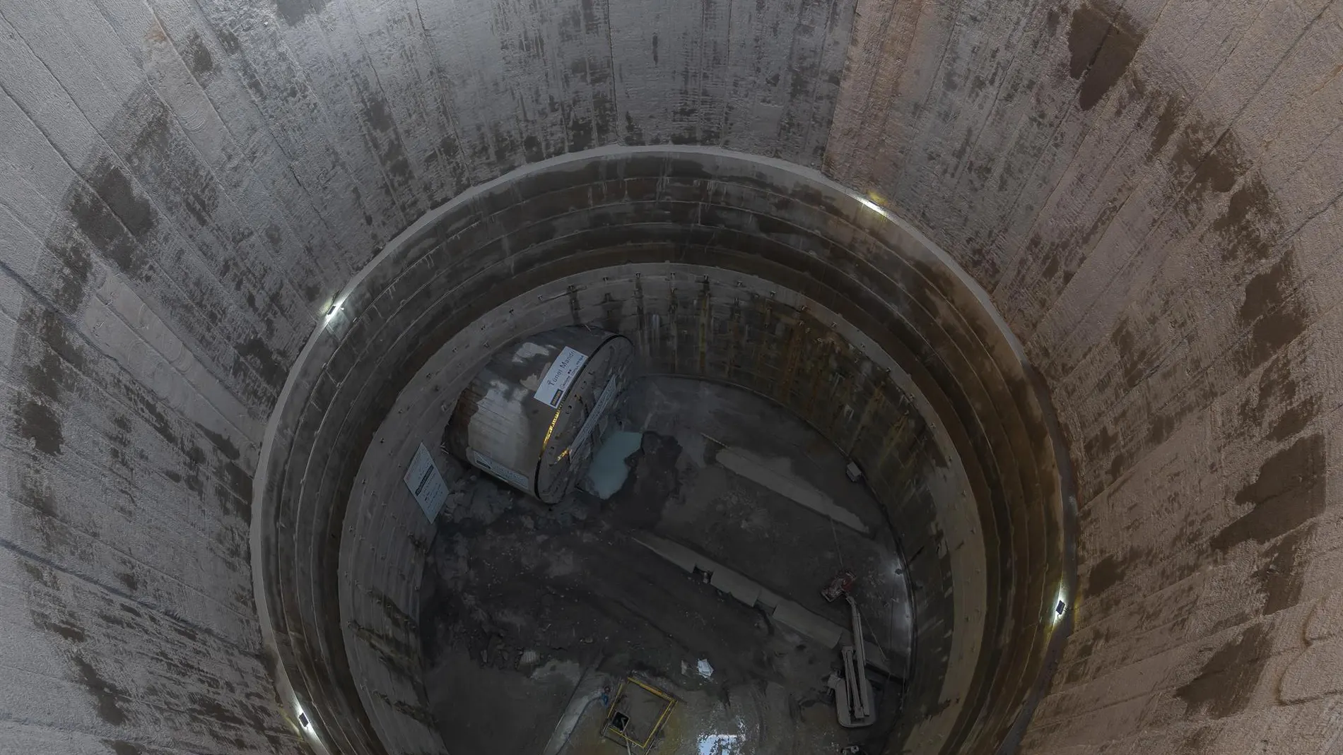 La tuneladora de la L9 parada en el pozo de Mandri