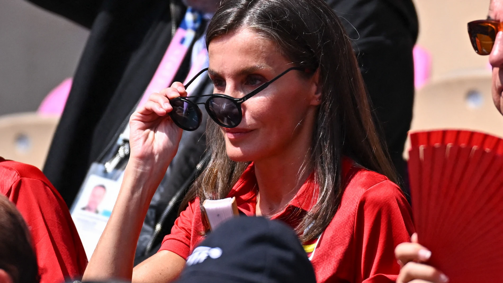 La Reina Letizia con gafas de sol.