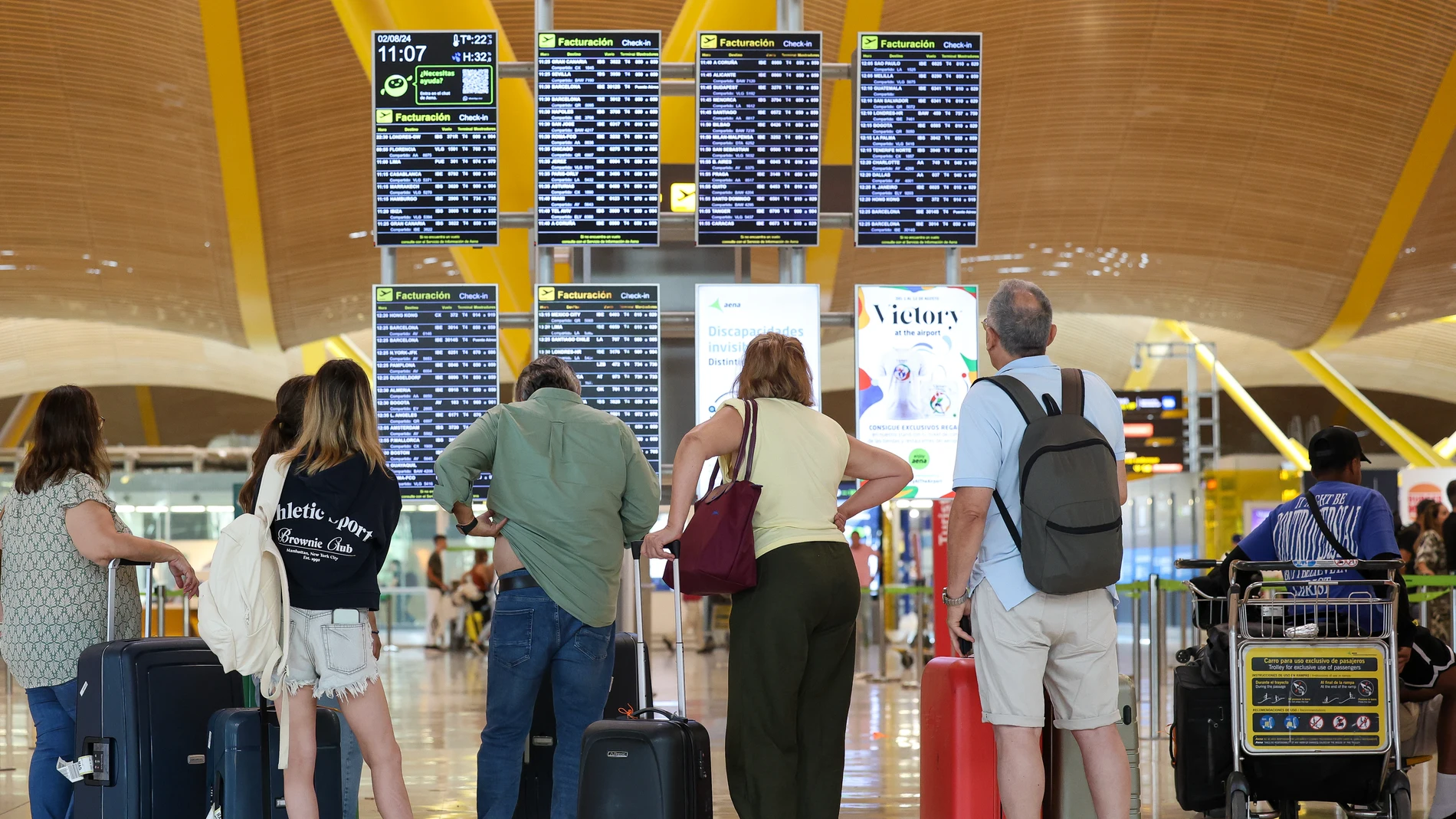 Varias personas en el Aeropuerto Adolfo Suárez Madrid-Barajas, a 2 de agosto de 2024, en Madrid (España). La red de aeropuertos de Aena prevé operar un total de 34.581 vuelos entre el 31 de julio y el 4 de agosto, lo que supone un 5,3% más que los mismos días del año pasado. Hoy, 2 de agosto, se prevén 6.988 operaciones. El Aeropuerto Adolfo Suárez Madrid-Barajas se trata del aeropuerto con más movimientos aéreos durante estos días con 5.673 operaciones, siendo hoy el día de mayor tráfico, co...