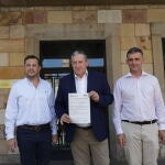 Faúndez muestra el documento entregado a la Subdelegación del Gobierno con la firma de los 207municipios zamoranos