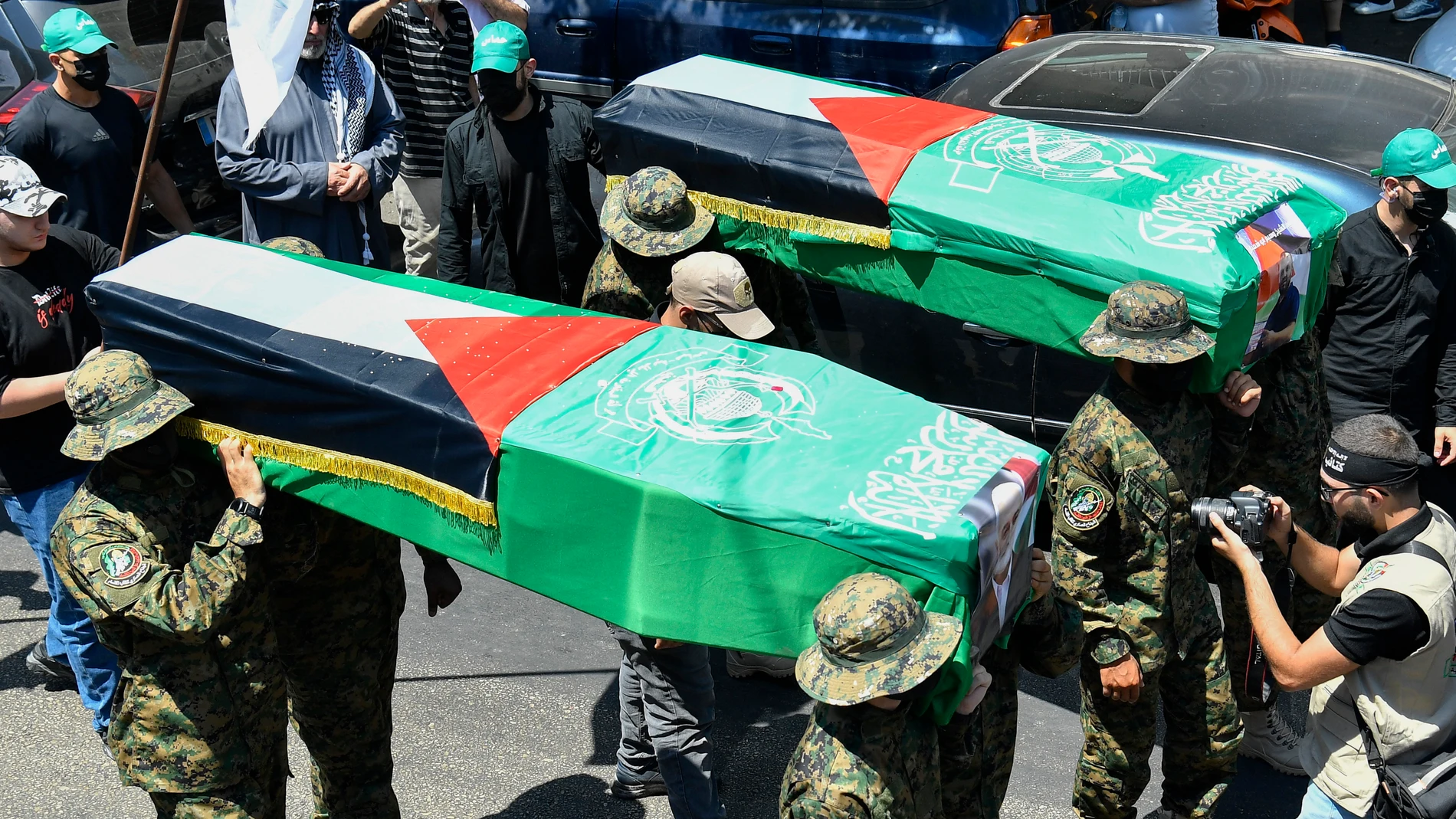 Beirut (Lebanon), 02/08/2024.- Members of the Palestinian Joint Action Committee carry mock coffins during a protest against the killing of a late Hamas leader Ismail Haniyeh in Iran, in Beirut, Lebanon, 02 August 2024. Haniyeh and one of his bodyguards were targeted and killed in Tehran on 31 July 2024, the Iranian Revolutionary Guard Corps (IRGC) confirmed. (Protestas, Líbano, Teherán) EFE/EPA/WAEL HAMZEH
