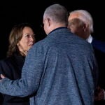 El presidente Joe Biden y la vicepresidenta Kamala Harris saludan al reportero Evan Gershkovich en la Base Andrews de la Fuerza Aérea, Maryland