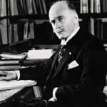 El escritor noruego Knut Hamsun en su despacho