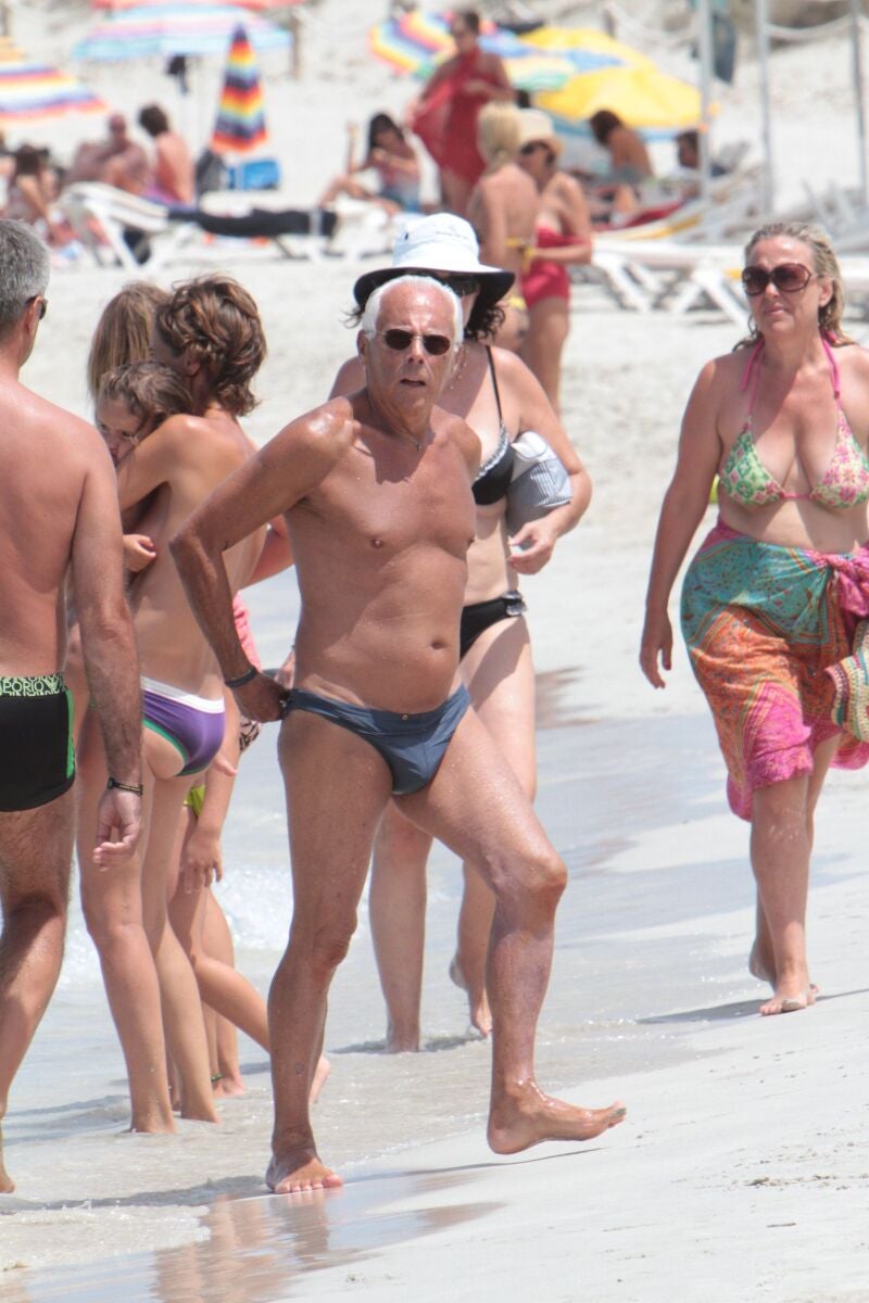 Armani en la playa. DESIGNER GIORGIO ARMANI ON HOLIDAY AT THE BEACH &quot;ILLETAS&quot;