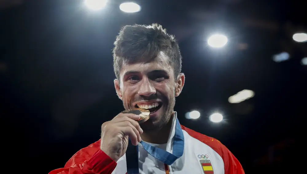 El judoca español Francisco Garrigos con la medalla de bronce al finalizar los combates de Judo -60 kg Masculino, durante los Juegos Olímpicos de París 2024 este sábado, en la capital francesa.