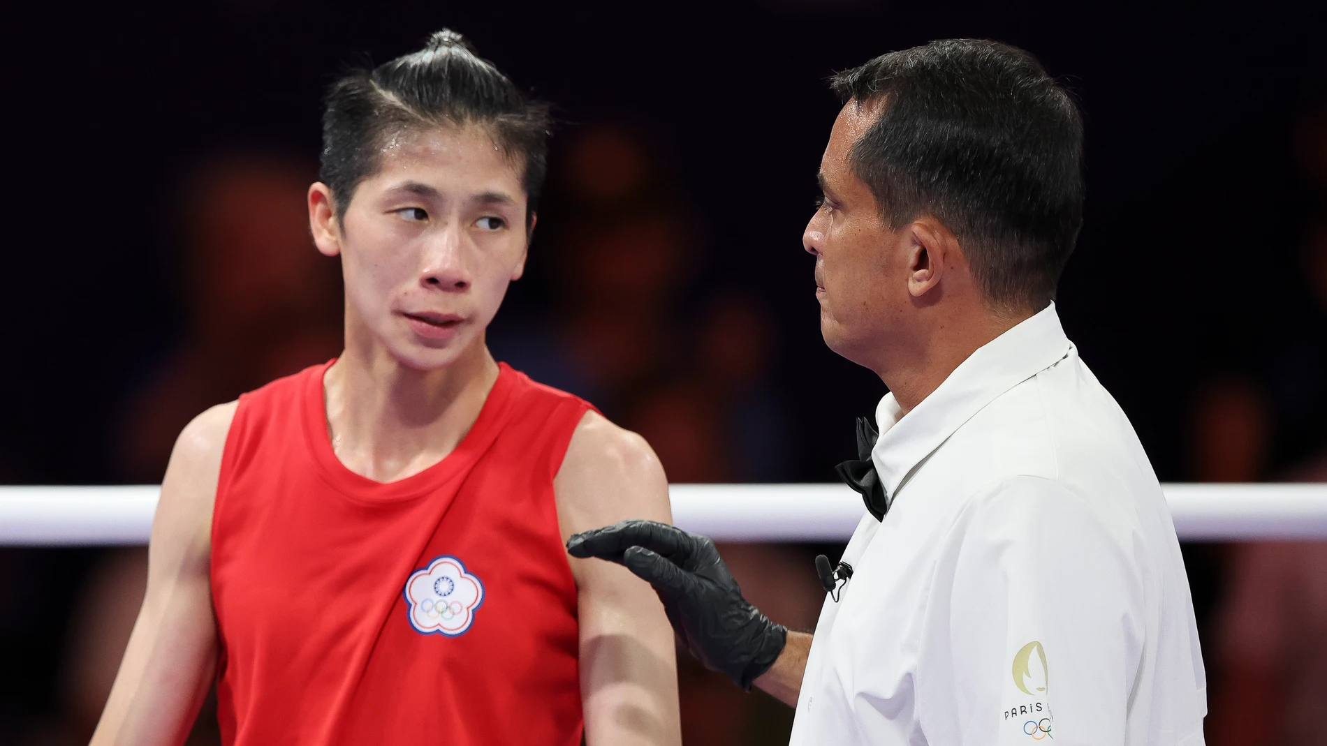 La boxeadora Lin Yu Ting (rojo), de Taipei, en su último combate