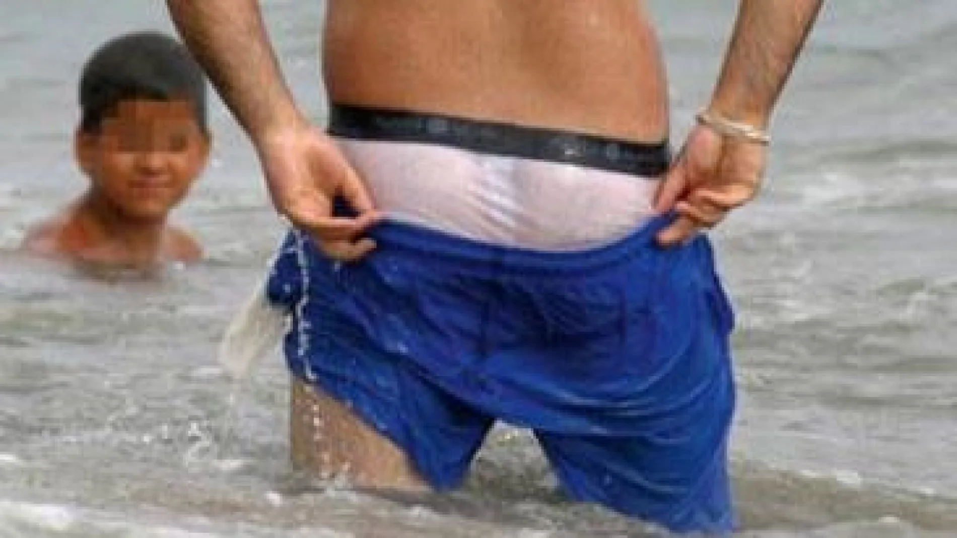 Calzoncillos debajo del bañador: por qué además de guarrada y horterada es peligroso para tu salud