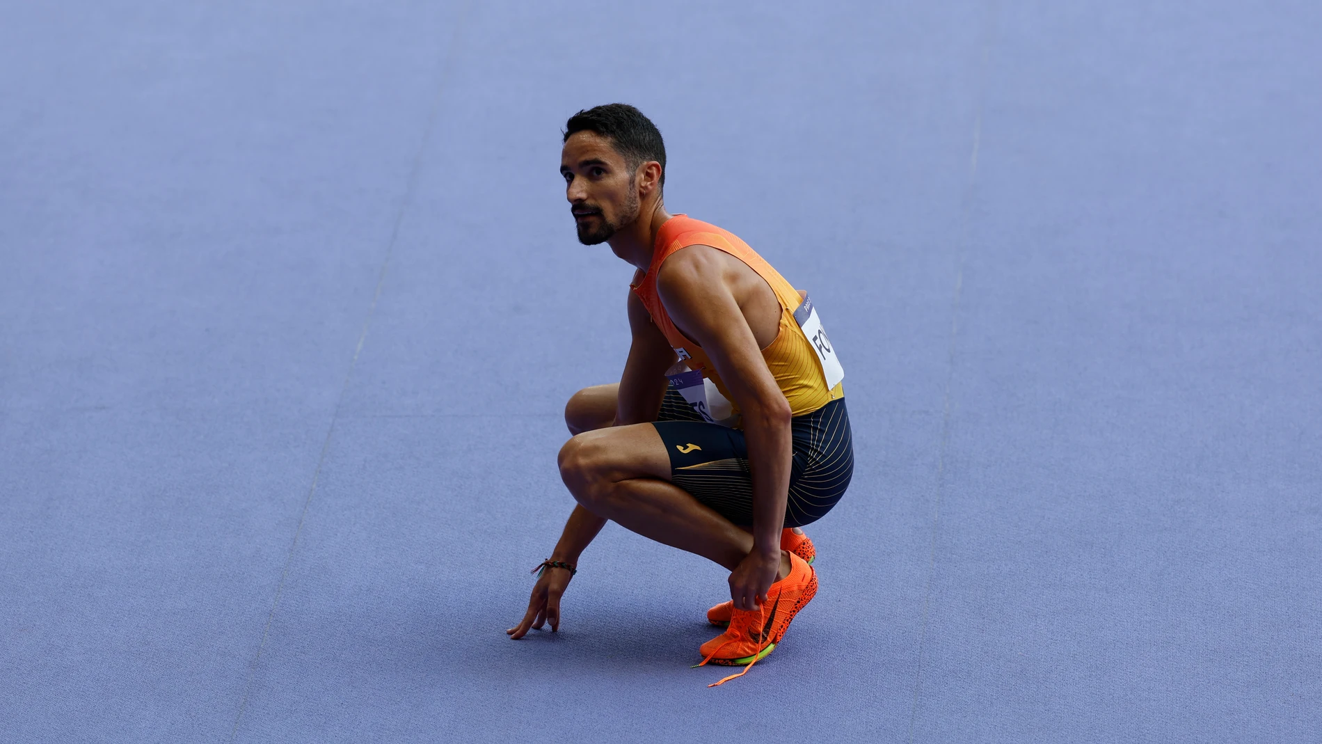 SAINT-DENIS, 02/08/2024.- El atleta español Ignacio Fontes tras acabar séptimo en su serie de los 1500m masculinos de los Juegos Olímpicos de París 2024 en el Estadio de Francia, en Saint-Denis, este viernes. EFE/ Julio Muñoz