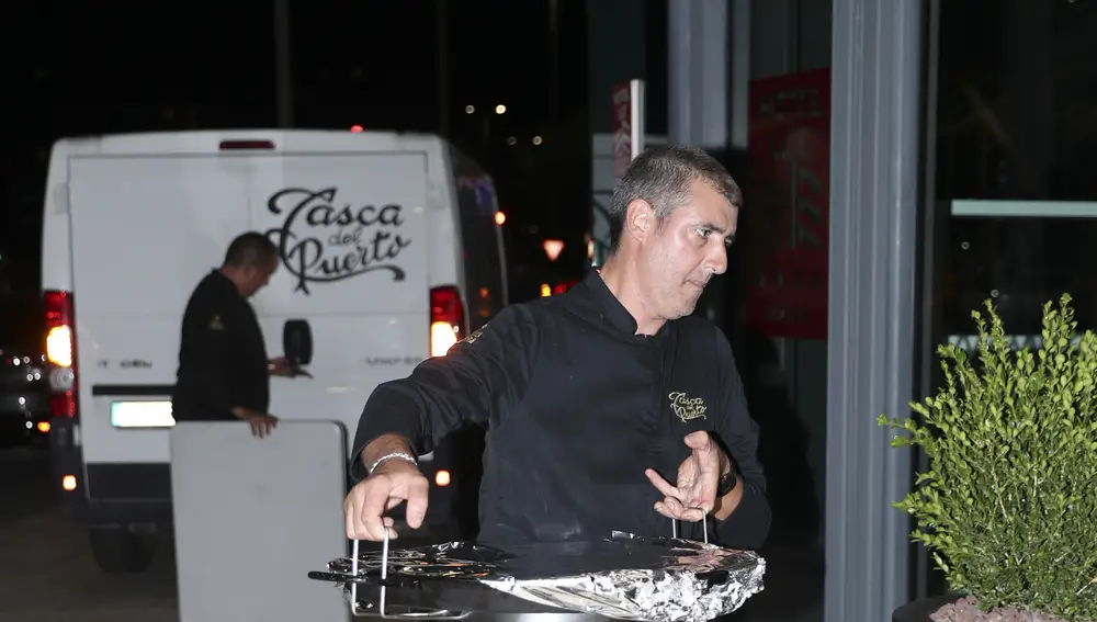 La paella llegando al hotel donde está Isabel Pantoja