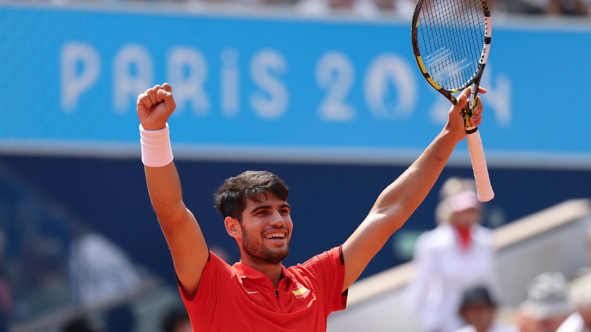 PARÍS, 02/08/2024.- El tenista español Carlos Alcaraz celebra tras ganar al canadiense Felix Auger-Aliassime en su partido de semifinales de los juegos olímpicos de París 2024, este viernes en el complejo Roland Garros de París. EFE/ Juanjo Martín