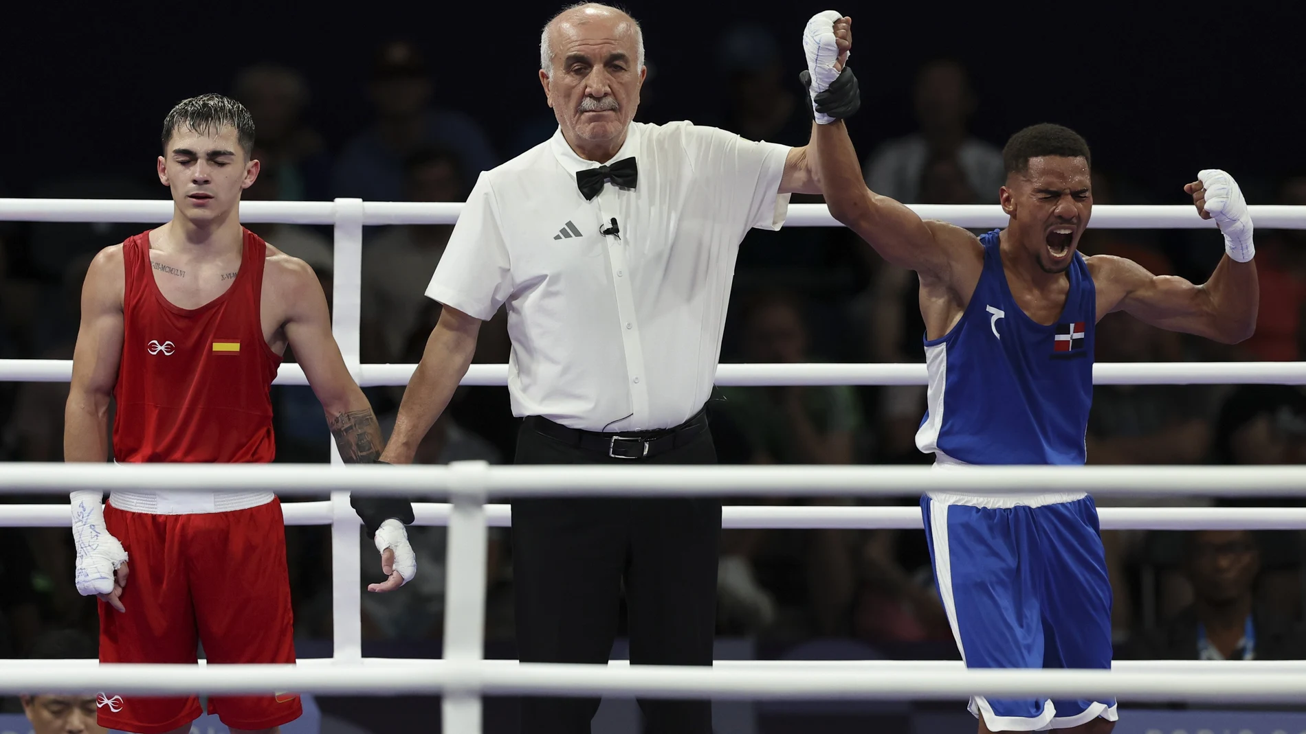 El momento en el que proclaman vencedor al púgil dominicano