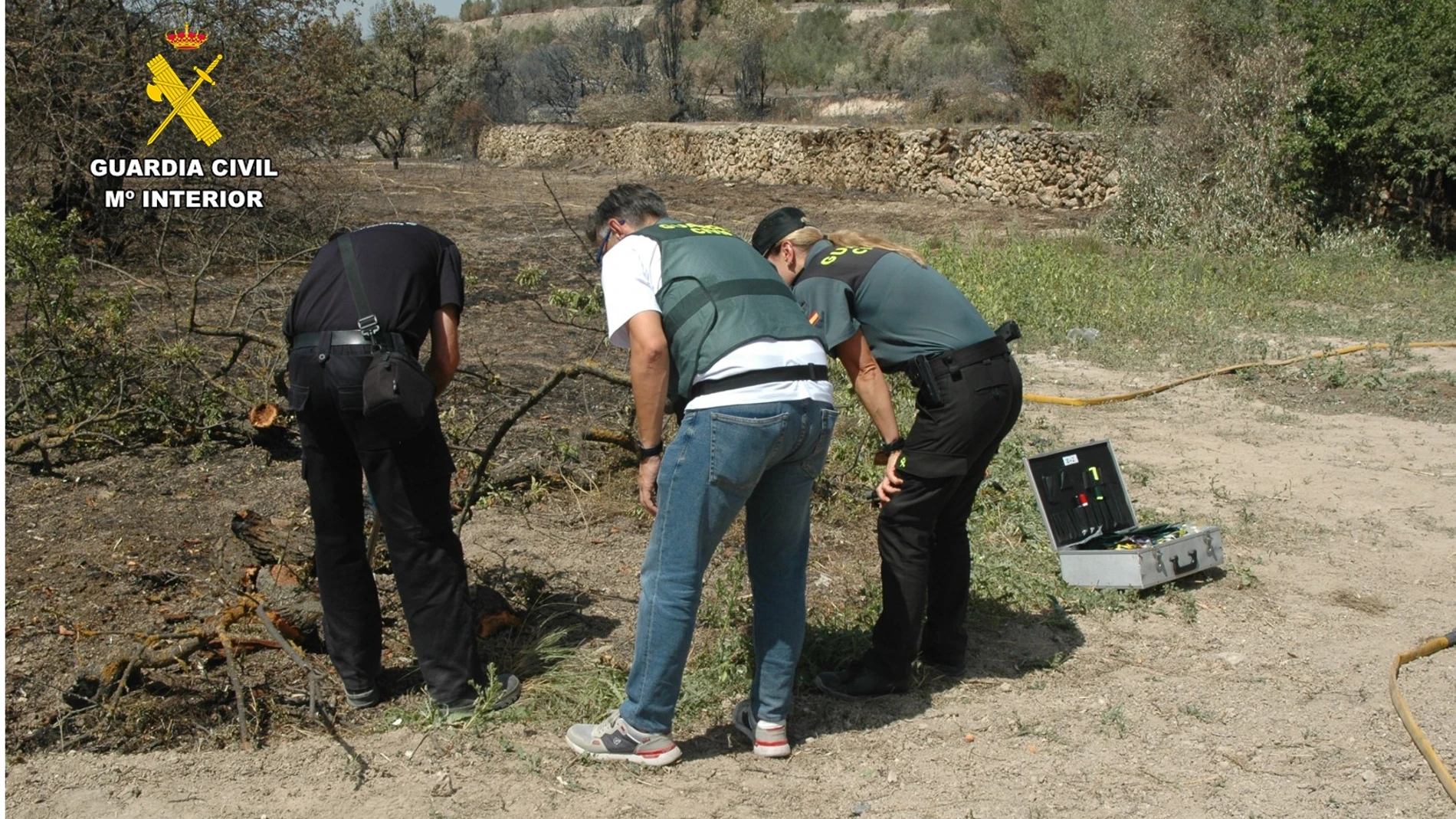 La Guardia Civil imputa el delito de incendio forestal a los dos operarios que, al parecer, originaron el de Benasau con una radial