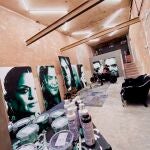 Emilio Fornieles posa junto a algunos de su retratos 