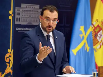 Rueda de prensa de Adrián Barbón, presidente del Principado de Asturias OVIEDO, 02/08/2024.- El jefe del Ejecutivo asturiano, Adrián Barbón, durante la rueda de prensa ofrecida este viernes, un día después de que su Gobierno haya expresado su rechazo a que Cataluña pueda abandonar el régimen común a través de un concierto fiscal. EFE/Paco Paredes
