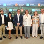 Foto de familia de Armisén y Borja Suárez con miembros de sus equipos tras la reunión