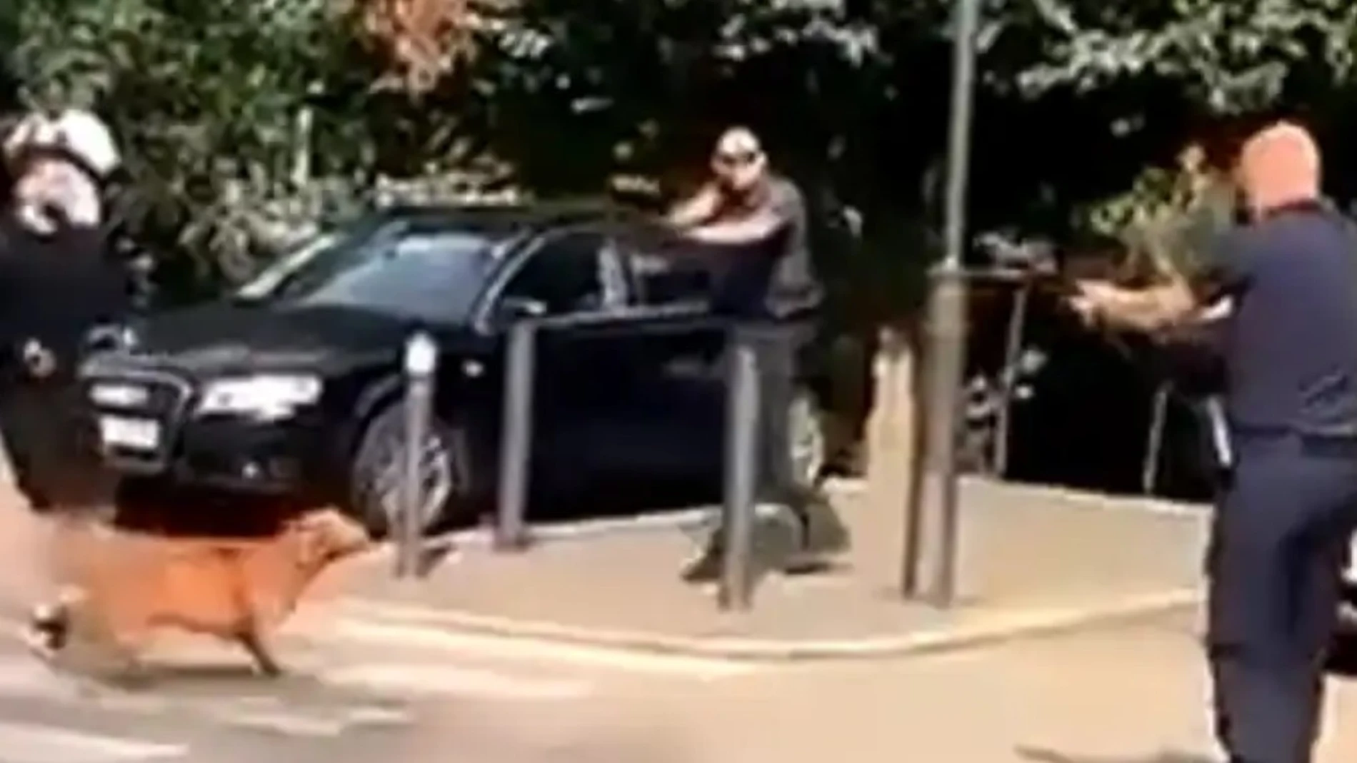 Un momento del ataque y la respuesta de los agentes