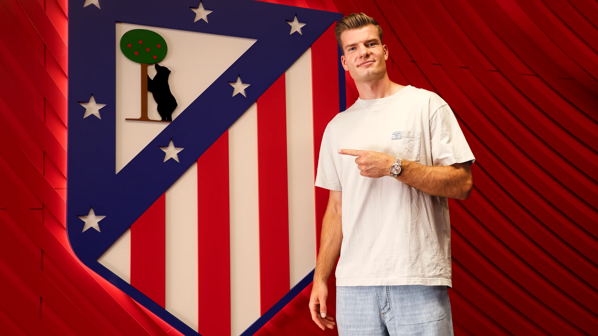 MADRID, 03/08/2024.- Alexander Sorloth ya es el '9' del Atlético de Madrid. El noruego, de 28 años, llega al Metropolitano para cubrir las ausencias de Alvaro Morata y Memphis Depay y con el aval de los goles, los que demanda Simeone, empeñado en completar una plantilla competitiva para el curso que está cerca de comenzar. EFE/Atlético de Madrid ***SOLO USO EDITORIAL/SOLO DISPONIBLE PARA ILUSTRAR LA NOTICIA QUE ACOMPAÑA (CRÉDITO OBLIGATORIO)***