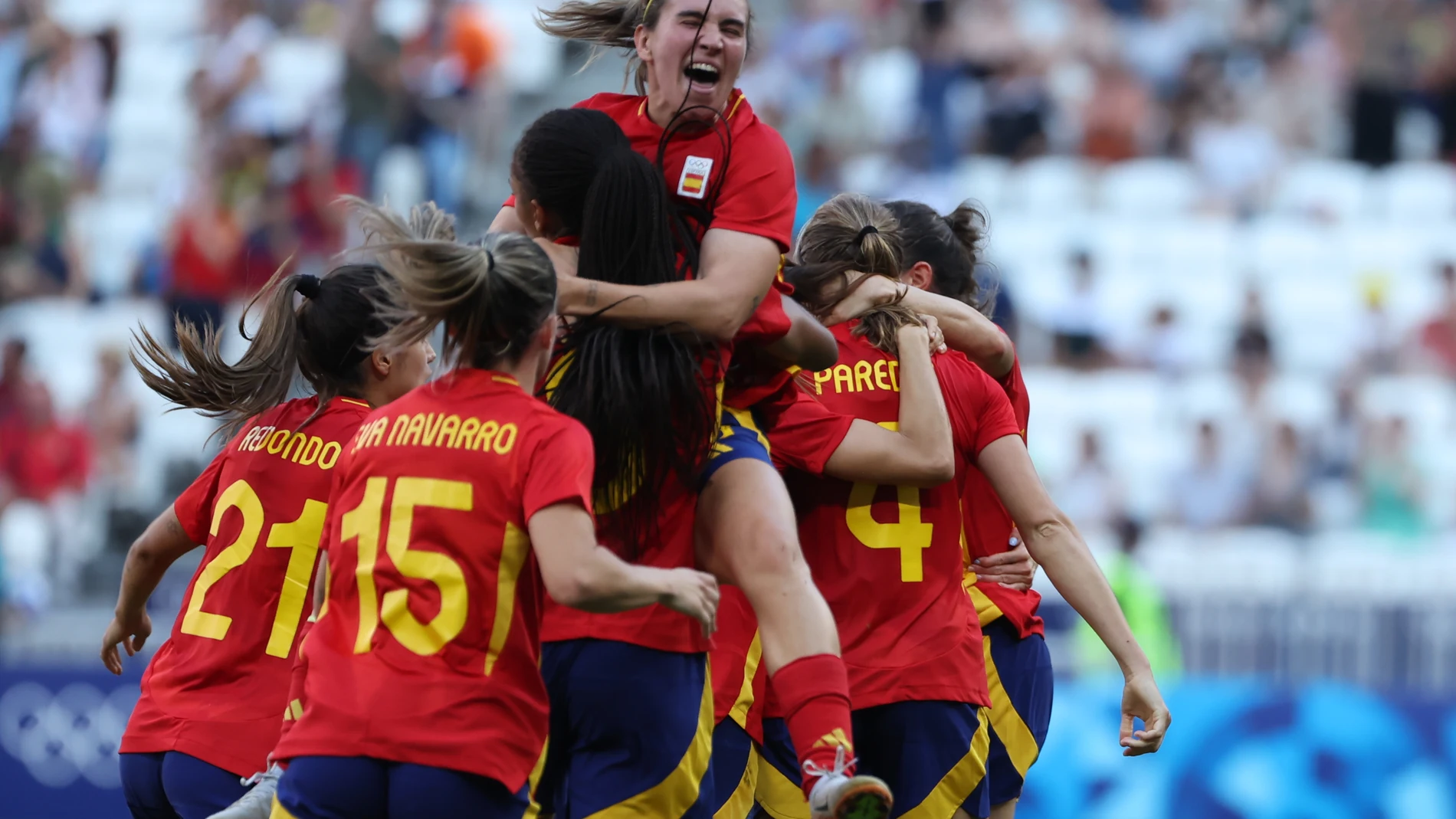 LYON, 03/08/2024.- La defensora de España Irene Paredes (2d) celebra su gol con su compañeras de equipo durante el partido de cuartos de final de fútbol femenino de los Juegos Olímpicos de París 2024, disputado en el Estadio de Lyon (Francia). EFE/ Kiko Huesca