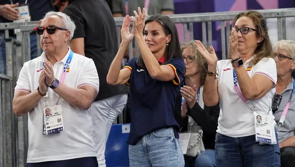 La Reina Letizia apoyando al baloncesto 3x3 femenino en París.