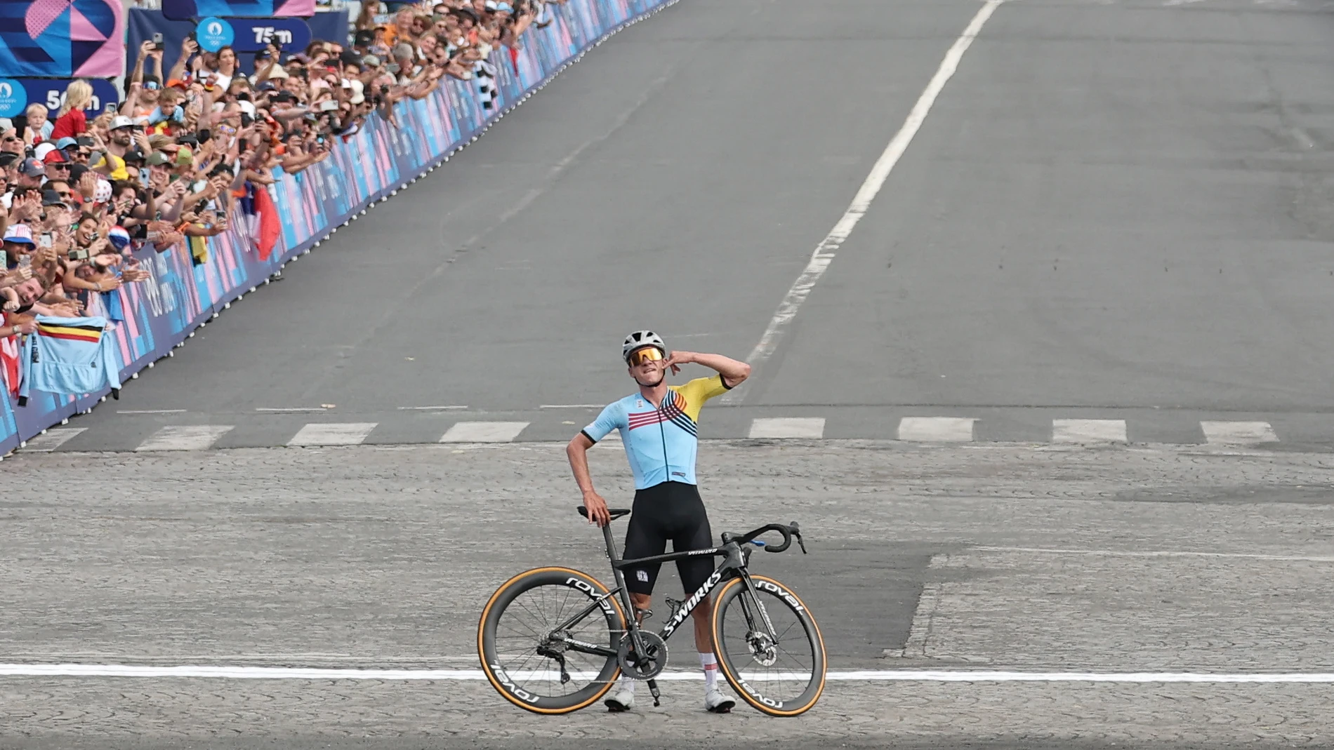Paris (France), 03/08/2024.- Remco Evenepoel of Belgium celebrates winning the Men's Road Cycling Race of the Paris 2024 Olympic Games in Paris, France, 03 August 2024. (Ciclismo, Bélgica, Francia) EFE/EPA/CHRISTOPHE PETIT TESSON