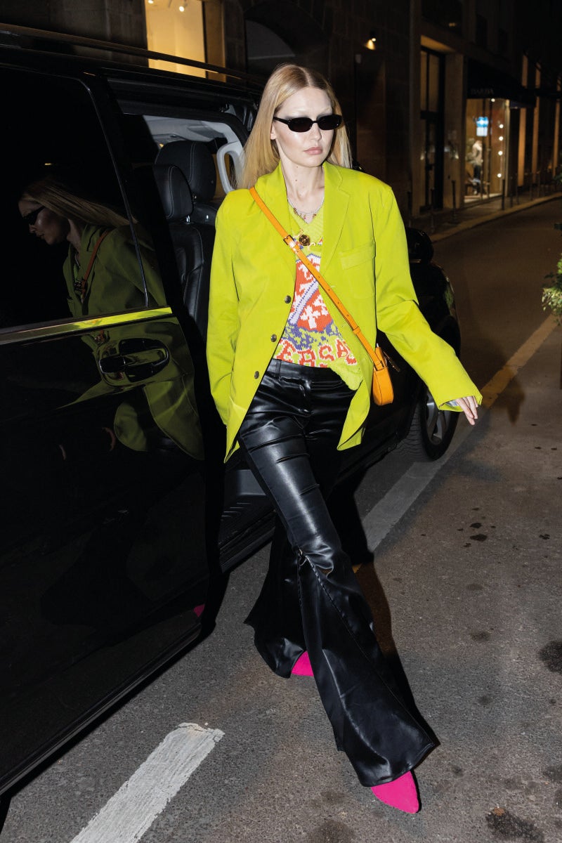 La modelo Gigi Hadid con pantalones sueltos