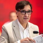 El primer secretario del PSC y candidato a la presidencia de la Generalitat de Catalunya, Salvador Illa, ante la Comisión Ejecutiva del partido, reunida de manera extraordinaria en la sede de la formación en Barcelona, a 3 de agosto de 2024