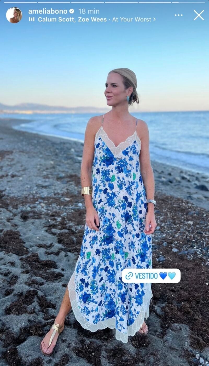 Amelia Bono con vestido de flores.