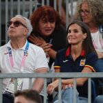 La Reina Letizia apoyando al baloncesto 3x3 femenino en loa Juegos Olímpicos de París.