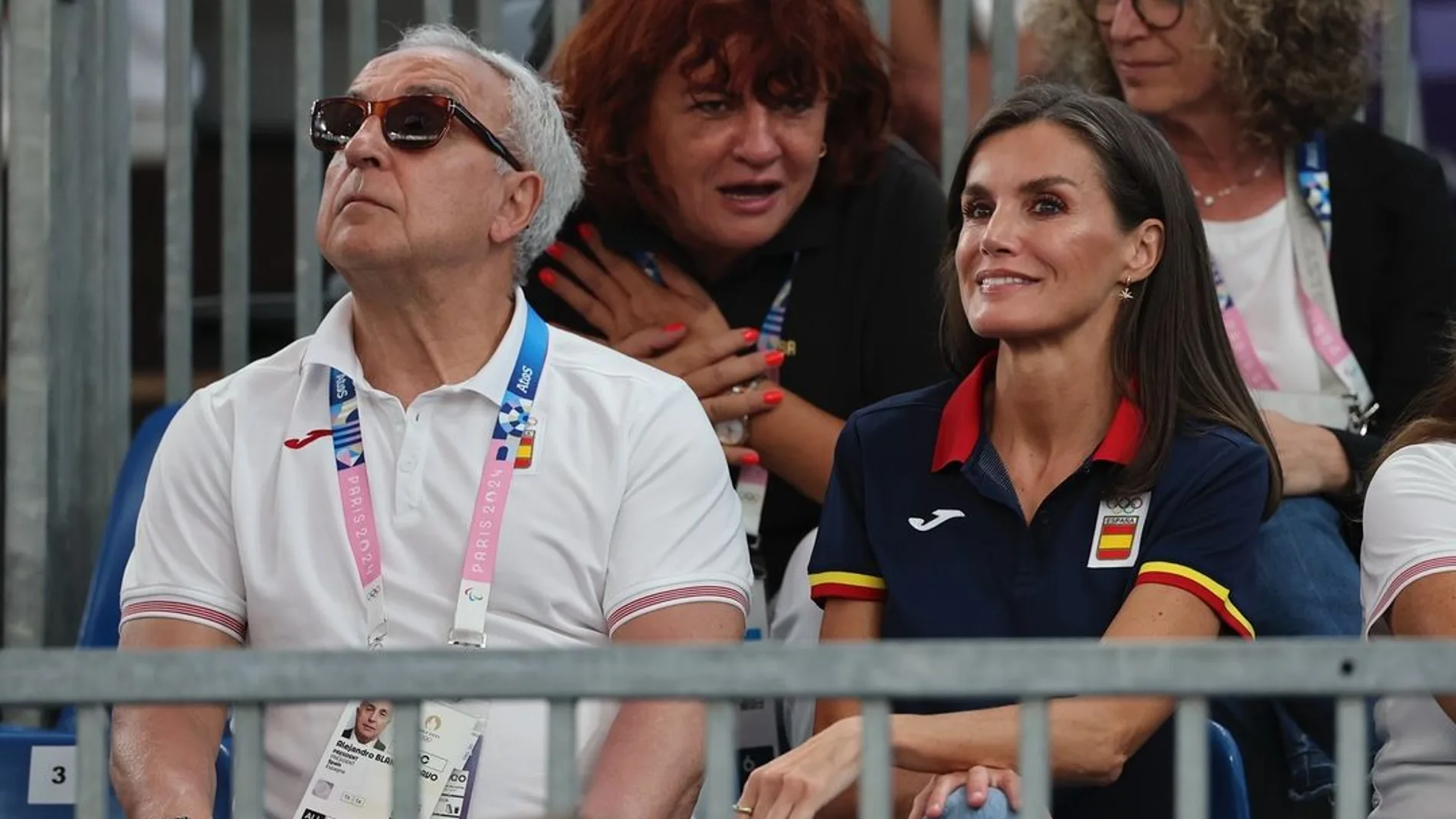 La Reina Letizia apoyando al baloncesto 3x3 femenino en loa Juegos Olímpicos de París.
