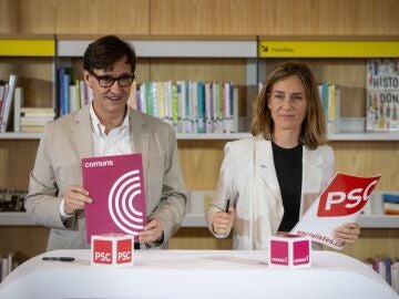 El primer secretario del PSC, Salvador Illa, y la presidenta de Comuns en el Parlament, J&eacute;ssica Albiach, durante la firma del acuerdo de investidura entre el PSC y los Comuns, en la Biblioteca Sant Ildefons, a 3 de agosto de 2024, en Cornell&agrave; de Llobregat.