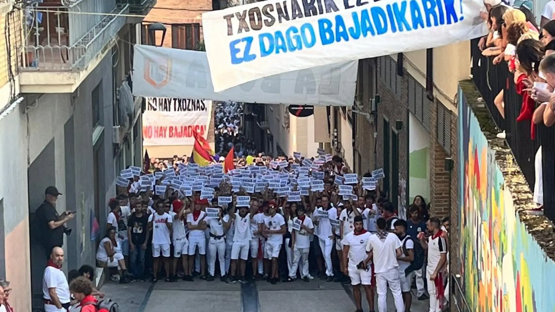 Jóvenes de la izquierda abertzales cerraron el paso a la corporación municipal en la Bajada de Puy, durante el inicio de fiestas en Estella.