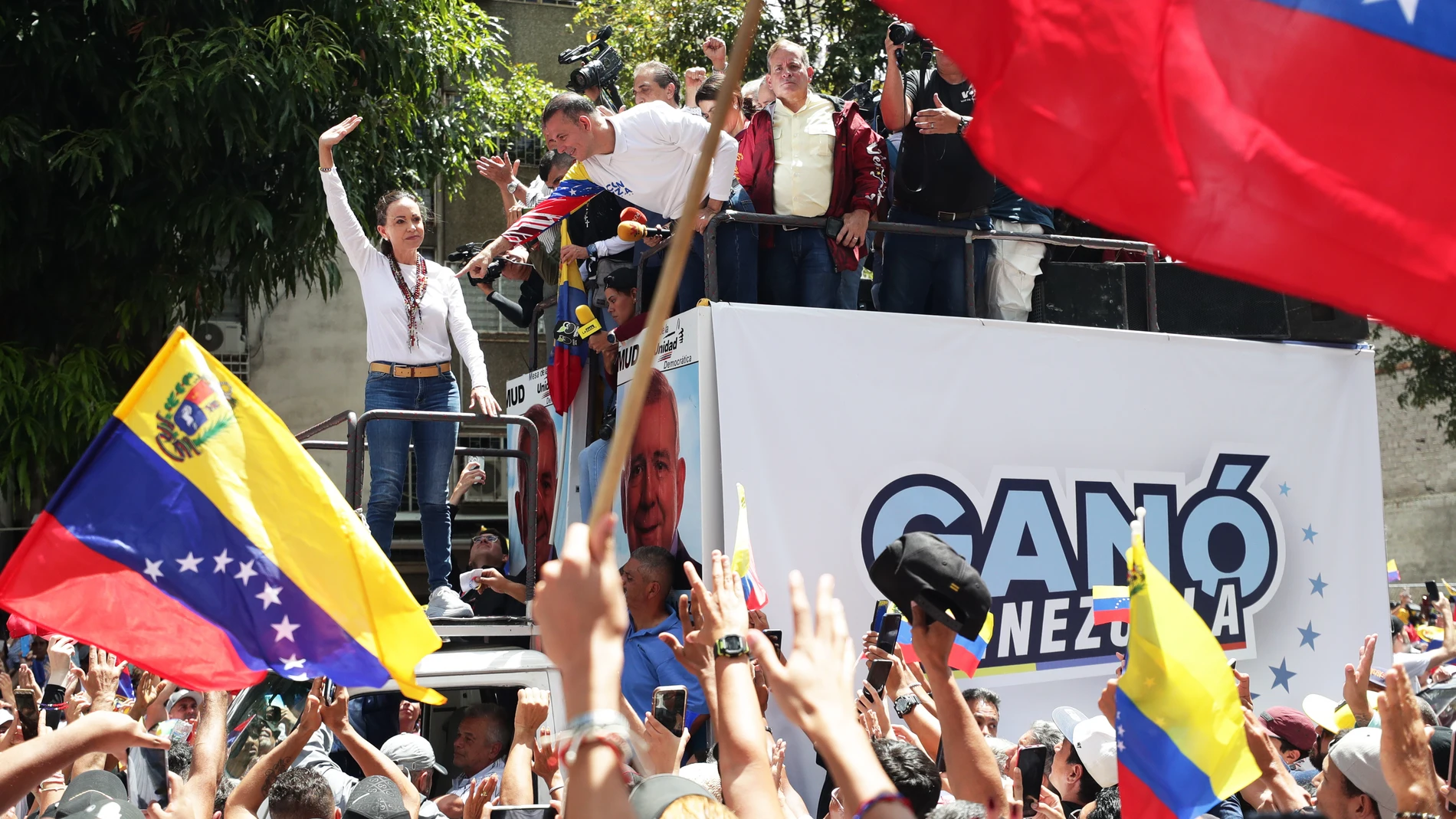 AME7680. CARACAS (VENEZUELA), 03/08/2024.- La líder opositora de Venezuela María Corina Machado asiste a una protesta en rechazo a los resultados oficiales de las elecciones presidenciales -que dan la victoria al presidente Nicolás Maduro-, este sábado en Caracas (Venezuela). Sobre un camión, Machado llegó a la manifestación en una zona del este de Caracas, junto a los antichavistas Delsa Solórzano, Juan Pablo Guanipa, María Beatriz Martínez, Biagio Pilieri y Williams Dávila, todos miembros d...
