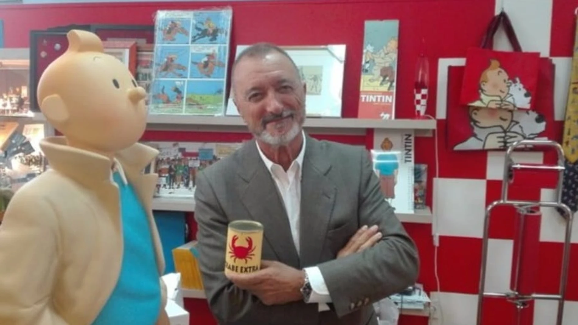 Arturo Pérez-Reverte en la tienda tintinófila Cantonet
