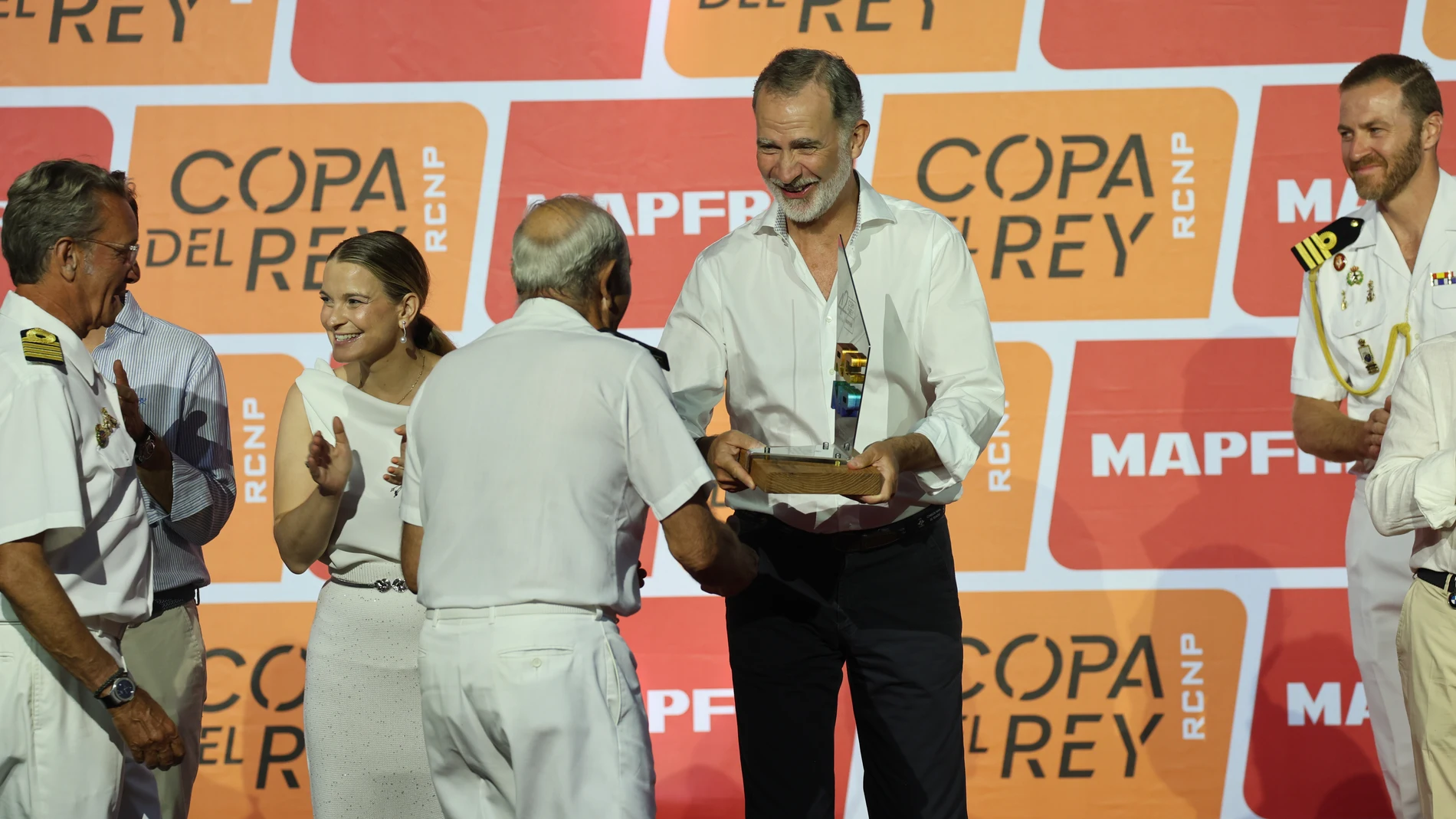El Rey Felipe VI entrega los premios a los campeones de la regata de vela '42ª Copa del Rey-Mapfre' a 3 de agosto de 2024 en el Recinto de Ses Voltes, Palma de Mallorca (España). ENTREGA;PREMIOS;REGATAS;PUERTO; Europa Press Reportajes 03/08/2024