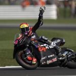 Aleix Espargaró saluda al público en Silverstone