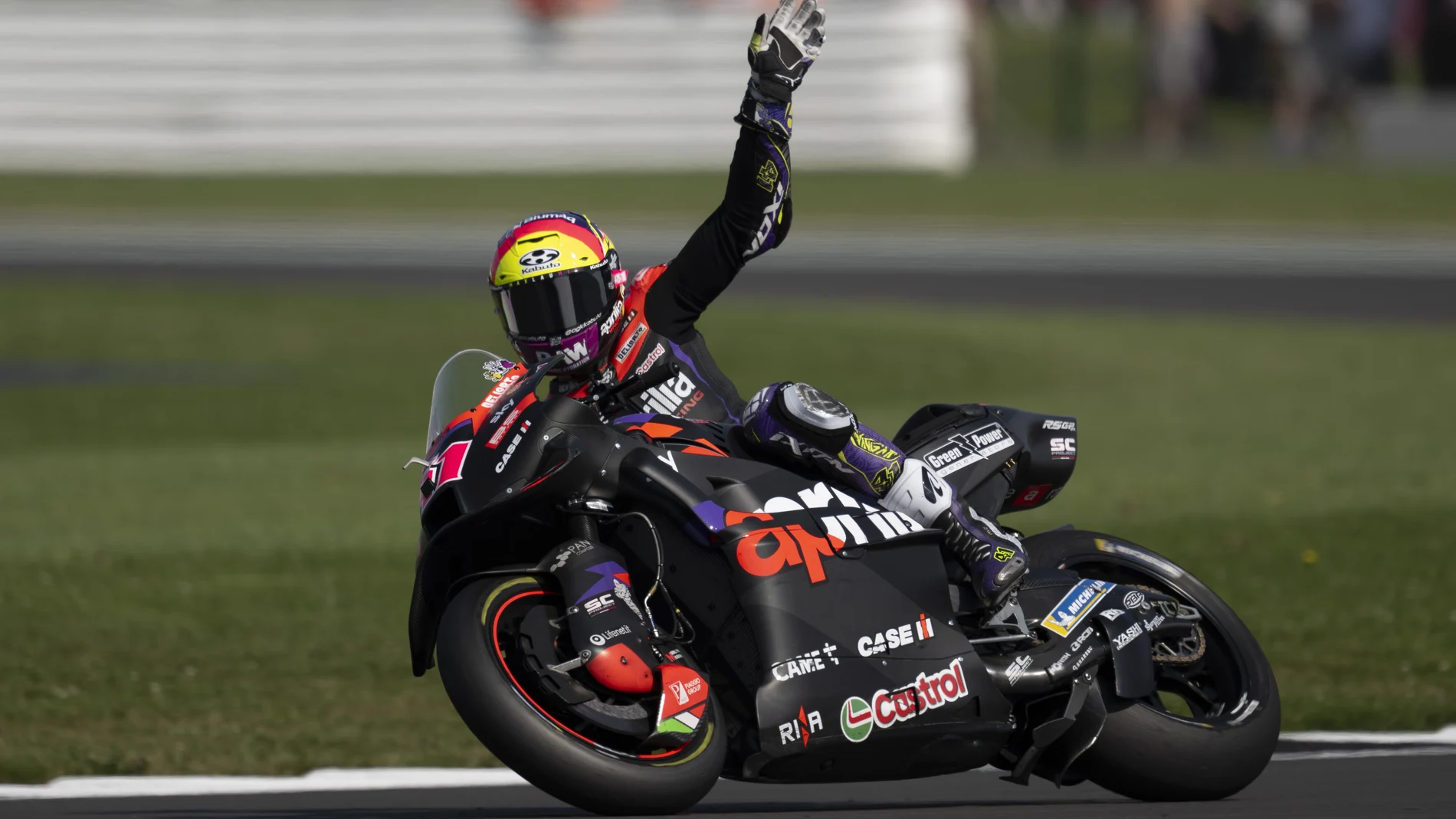 Aleix Espargaró saluda al público en Silverstone