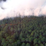 Mejora el incendio de Gredos aunque continúa activo