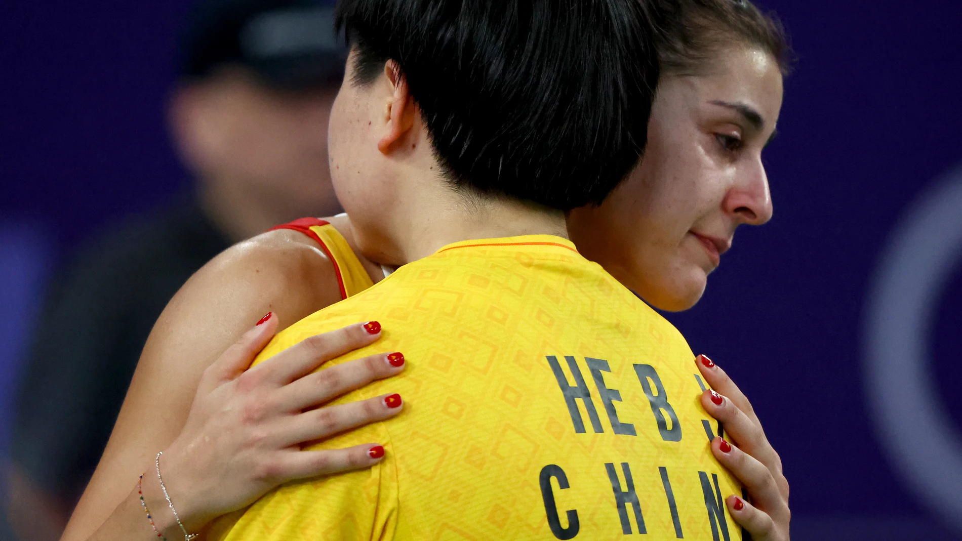 Paris (France), 04/08/2024.- Carolina Marin of Spain hugs her opponent He Bing Jiao of China as she is forced to retire with an injury in the Women Singles semifinal of the Badminton competitions in the Paris 2024 Olympic Games, at the La Chapelle Arena in Paris, France, 04 August 2024. (Francia, España) EFE/EPA/DIVYAKANT SOLANKI