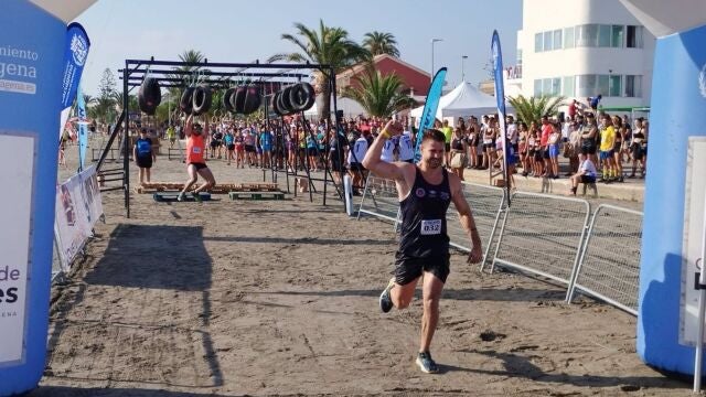 El ganador entra en la meta